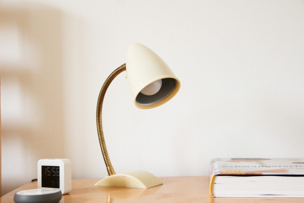 Table lamp with wireless charging 